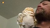 鹦鹉犯错不承认，主人气的掏出“手枪”，俩货都是戏精！