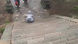 这一幕把人看呆了，爬山累了直接滑着下山
