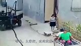 女子门口聊天，就这样丢掉性命，到死都不知发生了什么