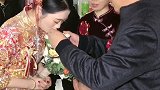 结婚女儿被女婿接走了，爸爸喂给女儿最后一碗饭，吃完这顿饭再回来就是客了，爸爸心酸了