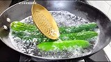 把3根黄瓜，直接扔进滚烫的开水中煮一煮，出锅就是夏季美食