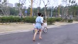 小伙仗义出手帮助美女，没想到他竟是劫匪的同伙