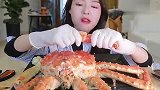 美女直播吃豪华帝王蟹，看起来很诱人啊！