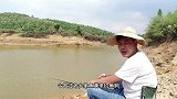 花一百块来老乡家鱼塘钓鱼，过瘾，就是鱼货不咋样朋友们我亏了没