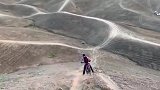 笑抽了！高山速降车在半道不走了 人自己一路冲到山底