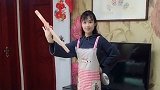 唱京剧长大的老婆，拿着擀面杖秀了一段，真经典。