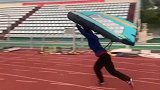 体育生手握顶棚，在操场上狂奔，这是在练什么？