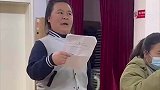 小朋友台上表演，老师在下面指导