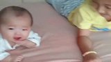 宝宝模仿姐姐翻身，没想到连声音都模仿了，真是学到精髓了！
