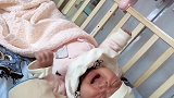 小宝宝睡醒了，妈妈不但不抱宝宝还取笑宝宝，这下宝宝终于哭了！