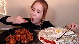 韩国美女吃奶油里脊肉配炸鸡腿，满满一桌子真有钱