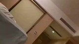 有床不睡睡地毯，这是什么迷惑行为