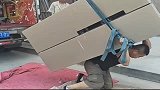 冰箱运输工人，肩上扛着三百多斤冰箱，看着真让人心疼！