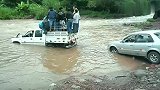 开车过河，低估了水深，结果开到一半结果尴尬了