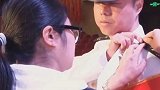 这一刻，荣耀又温暖！军嫂见证兵王丈夫晋升军衔
