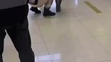 女子孤身一人去医院挂号看病，边吐边自己收拾令人心疼