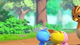 萌鸡小队：萌鸡团结合作，把小金鱼顶在头上，想要护送它去池塘