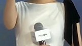 产后颖宝首亮相了，自拍呢，美美哒