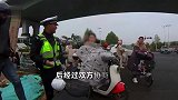 摩托车等红灯被女子骑电动车追尾，女子：我撞的轮胎，他自己倒的