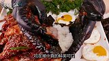“变态辣”螃蟹加煎蛋拌饭，大口咀嚼真过瘾