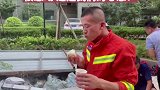 石家庄 消防救援 7月23号下午   石家庄消防救援支队在安阳某小区排涝期间，热心群众自发送来了食物和水。