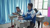 学校期中考试,学霸不复习考100分,原来全靠高科技装备