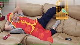 魏大勋父子吃完饭就躺沙发，各种姿势惊呆众人