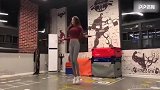 美女跳绳秀大长腿吸睛！紧身衣紧身裤勾勒出超完美身材