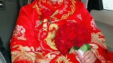 新娘一路上都抓着新郎的手，她说她特别的紧张