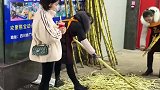 这就是在南方买甘蔗，削皮，切块