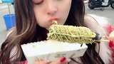 拉丝热狗棒，真的能拉丝吗？美女给我们证明了！