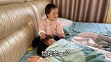 玥玥喊姐姐起床，小松带俩闺女去装扮婚房，优优能打动气球吗？