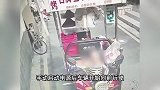 2岁娃启动三轮车向前开，奶奶狂奔追赶呼救，路过小伙惊险拦下