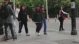大街上用假蛇吓唬路人，路人发现有蛇吓到表情失控，太搞笑了！