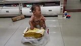 宝宝看到榴莲，接下来的动作真有意思，太搞笑