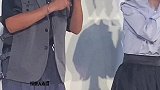 胡先煦来了，一路小跑飞奔上台后麦还没声，帅弟弟要急死了