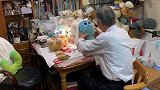 【上海】72岁玩偶医生 修补娃娃也是修补回忆