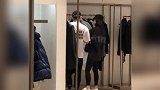 郑恺耐心陪妻子挑选衣服好恩爱 苗苗挺孕肚四肢纤细