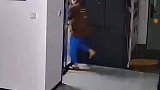 女子进厨房一头撞上玻璃门，还好没有什么事