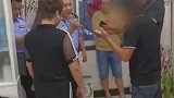 男子拖欠农民工8万元工资8年，法警准备上手铐