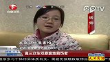高三女生双膝跪地救伤者