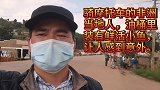 非洲街头的当地人，在油桶里装着鲜活小鱼，让人感到意外!