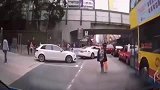 眼看碰瓷女选手已经就位，车主只能“敌不动，我不动”！