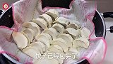国外打工的日子，能吃上一顿饺子，配上一盘凉菜，也算是一种幸福