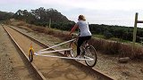 自行车加个小轮子，可以在铁轨上骑，不怕堵车碰到火车怎么办