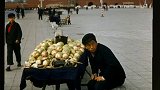 这张40多年前的老照片上：青年推着一车萝卜，在天安门广场售卖历史雷诺表要你一跃丞名 RARONE雷诺表