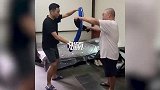 俩德云社演员被两裤子“锁”成闭环，网友纷纷支招，张九南神评论