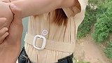 小姐姐挑战高空蹦极，这叫声太诡异，教练吓得放手了！