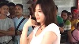 美女在大街上跳舞，惹无数男同胞围观