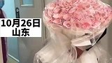女生产房生产，丈夫抱超大束“有钱花”门口等待